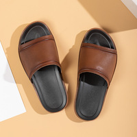 Vente en gros de pantoufles d'été en cuir confortables pour hommes fond souple respirant anti-dérapant logo imprimé en 3D hauteur augmentant l'extérieur