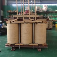 Transformador trifásico de topología flyback inmerso en aceite, de baja pérdida, estructura sellada, bobina de cobre, adaptación para renovación de redes, suministro inmediato.
