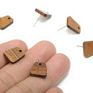 Clous d'oreilles rectangulaires en bois avec tiges métalliques pour la fabrication de bijoux - Product Image 1