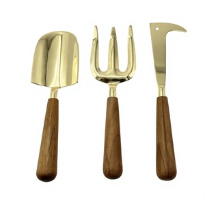 Ensemble d'outils de jardin en laiton avec manche en bois, comprenant une truelle, un cultivateur et un couteau à désherber pour l'aération du sol et la plantation - Product Image 1