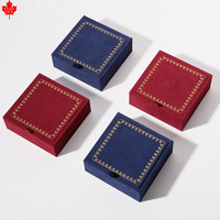 Boîte à bijoux Laire Vintage intemporelle carrée bordeaux floquée, inspirée des livres, avec couvercle rabattable et doublure gaufrée dorée, pour ranger bagues et colliers