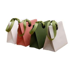 Petit sac cadeau en papier personnalisé avec poignée en ruban pour bijoux, bonbons et souvenirs de mariage - Product Image 6