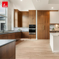 Armoire de cuisine complète Alland Hidden Pantry en placage de chêne rouge, style moderne, design de luxe pour villa, avec îlot central et finition grain de bois, pour entrepreneur