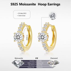 Boucles d'oreilles créoles Huggie en argent sterling S925 plaqué or avec moissanite étincelante 1,0 ct taille ronde VVS GRA pour femme - Product Image 6