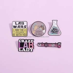 Broche en alliage <span class=keywords><strong>de</strong></span> molécule chimique <span class=keywords><strong>de</strong></span> dessin animé Fun Science Lab Beaker Metal Craft Pin pour tenue polyvalente Angel Cross Fashion - Product Image 3