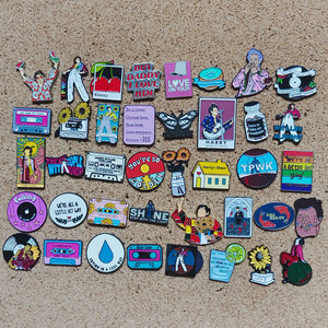 Broche en alliage de zinc émaillée de qualité, populaire, avec motif de <span class=keywords><strong>chanteur</strong></span> de dessin animé 3D, paroles de chanson imprimées UV, et message en lettres - Product Image 4