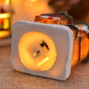 บ้านจิ๋วเรซิ่นพร้อมไฟ LED ของตกแต่งคริสต์มาสสำหรับตกแต่งห้องนั่งเล่นภายในบ้าน ขนาดสูงสุด 2.9 นิ้ว ผิวมันเงา - Product Image 4