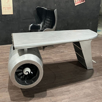Bureau de direction design en aluminium riveté, style aile d'avion industrielle, avec chaise assortie