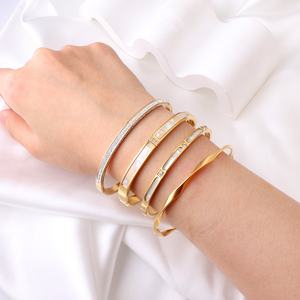 Pulseras Delicadas de Alta Calidad al por Mayor, Brazaletes de Moda Chapados en Oro de 18K, Brazaletes Hipoalergénicos para Mujer con Concha Blanca - Product Image 1