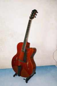 Guitarra Eléctrica Artesanal de 17 Pulgadas con Mástil de Arce, Cuerpo Hueco de Caoba Sólida, Tapa de Abeto, Estilo Violín, Personalizada Profesionalmente con Tapa de Ébano - Product Image 2