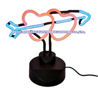 Uma flecha dupla coração neon luz