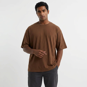 Camiseta de hombre 100% algodón tejido, oversize, con hombros caídos, cuello redondo, corte holgado y recto, formal, con logo frontal, anti-bolitas - Product Image 1