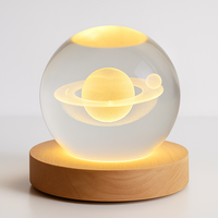 Petite lampe de nuit intérieure sculptée Base LED Lampe de nuit Boule de cristal avec système solaire en bois Planète Sphère Laser Boîte cadeau 3D