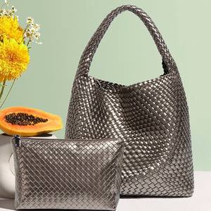 オリジナルデザインの新しいスネークプリントハンドバッグ女性手織りPUレザーハイエンド大容量母娘フラップバケットトートバッグ - Product Image 4