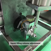 Machine de remplissage de liquides en aérosol semi-automatique pneumatique à 2 têtes haute précision pour applications cosmétiques et chimiques