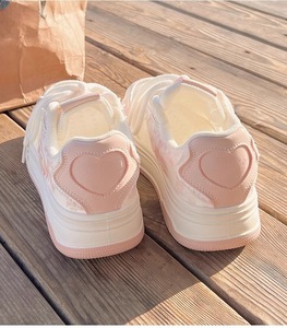 รองเท้าผ้าใบแฟชั่นผู้หญิง สไตล์ใหม่รับซัมเมอร์ สีชมพู  แบบตาข่ายบางพิเศษ  พื้นหนา  ใส่เล่นสเก็ตบอร์ดได้  ใส่เดินเล่นได้  ระบายอากาศดี  เหมาะสำหรับนักศึกษา - Product Image 6