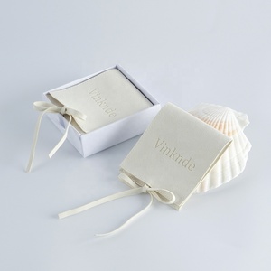 Bolsa de Joyería de Microfibra Estilo Sobre Color Crema Marfil de Alta Calidad, Venta Caliente, Proveedor Chino, con Logotipo Personalizado en Relieve - Product Image 4
