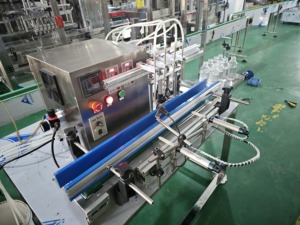 Máquina de Llenado Semiautomática de 4 Cabezales para Botellas de Plástico y Vidrio, Apta para Agua, Leche, Jugos, Bebidas y Cosméticos - Product Image 1