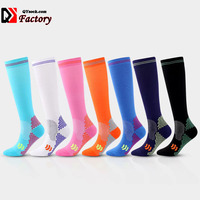 Chaussettes de compression personnalisées, bas de course, soutien à hauteur du genou pour la circulation sportive
