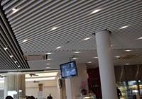 Plafond suspendu en aluminium ignifuge en forme de U moderne pour magasins et immeubles de bureaux en Chine