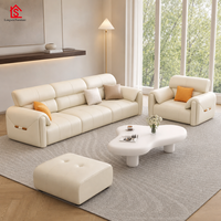 Canapé en cuir pleine fleur de style italien minimaliste, moderne et épuré, couleur crème, luxe léger, modèle Oreilles d'éléphant, pour petit appartement
