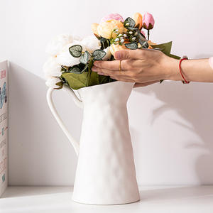Vase en céramique blanche de style moderne simple avec poignée pour la décoration de table de Pâques et de mariage dans le salon - Product Image 4