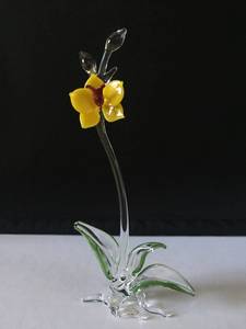 Ornement floral en verre soufflé à la main, fleur jaune avec feuilles vertes, décoration artistique artisanale - Product Image 1