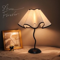 Lampe de chevet moderne et simple à LED dimmable, abat-jour en tissu, corps en fer, fonctionnant sur piles, protection des yeux