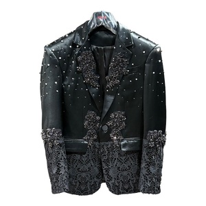 Personalizzabile: abito da uomo con cuciture in <span class=keywords><strong>pizzo</strong></span> nero personalizzato di fascia alta alla moda con strass e gioiello impreziosito. - Product Image 1