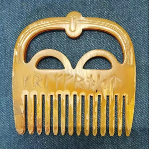 Peines de cuerno tallados a mano con texto medieval, ideales para tiendas de accesorios para el cabello - Product Image 1