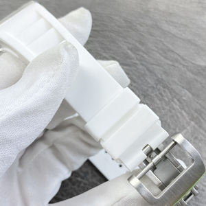 Montre de luxe pour homme avec boîtier entièrement serti de diamants, bracelet en caoutchouc blanc, design en forme de barillet, mouvement apparent, collection pour gentlemen. - Product Image 6