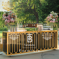 Comptoir de bar de restaurant en acier inoxydable avec structure en métal doré et dessus en verre