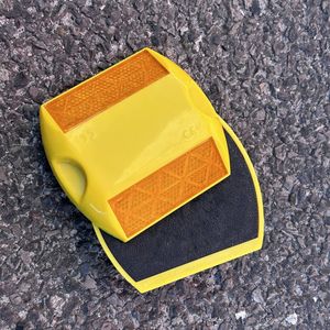 शुद्ध पीला प्लास्टिक बिल्ली आंख सड़क Stud-IP68 वाटरप्रूफ इंजीनियर ग्रेड चिंतनशील मार्कर पार्किंग के लिए कोई शक्ति आवश्यक नहीं - Product Image 5