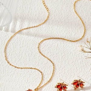 Joyas con Diseño Elegante y Tema de Hoja de Arce, con Detalles Rojos Estilizados, Materiales de Primera Calidad, para Ocasiones Especiales, con Caja de Regalo - Product Image 5