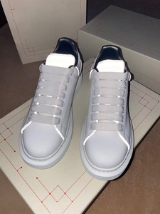 Venta al por mayor de fábrica: zapatillas de running para hombre, zapatillas blancas de suela gruesa para caminar, zapatillas deportivas casuales para hombre y mujer, estilo veraniego. - Product Image 1