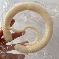 Vente en gros de cintres d'affichage d'écharpes rotatifs multifonctionnels support suspendu circulaire non perforé pour manteaux chapeaux sacs