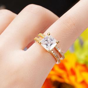 Anillo de Diamantes con Corte Esmeralda Chapado en Oro de 22k para Mujer Q373 con Piedras Laterales, Joyería de Compromiso - Product Image 6