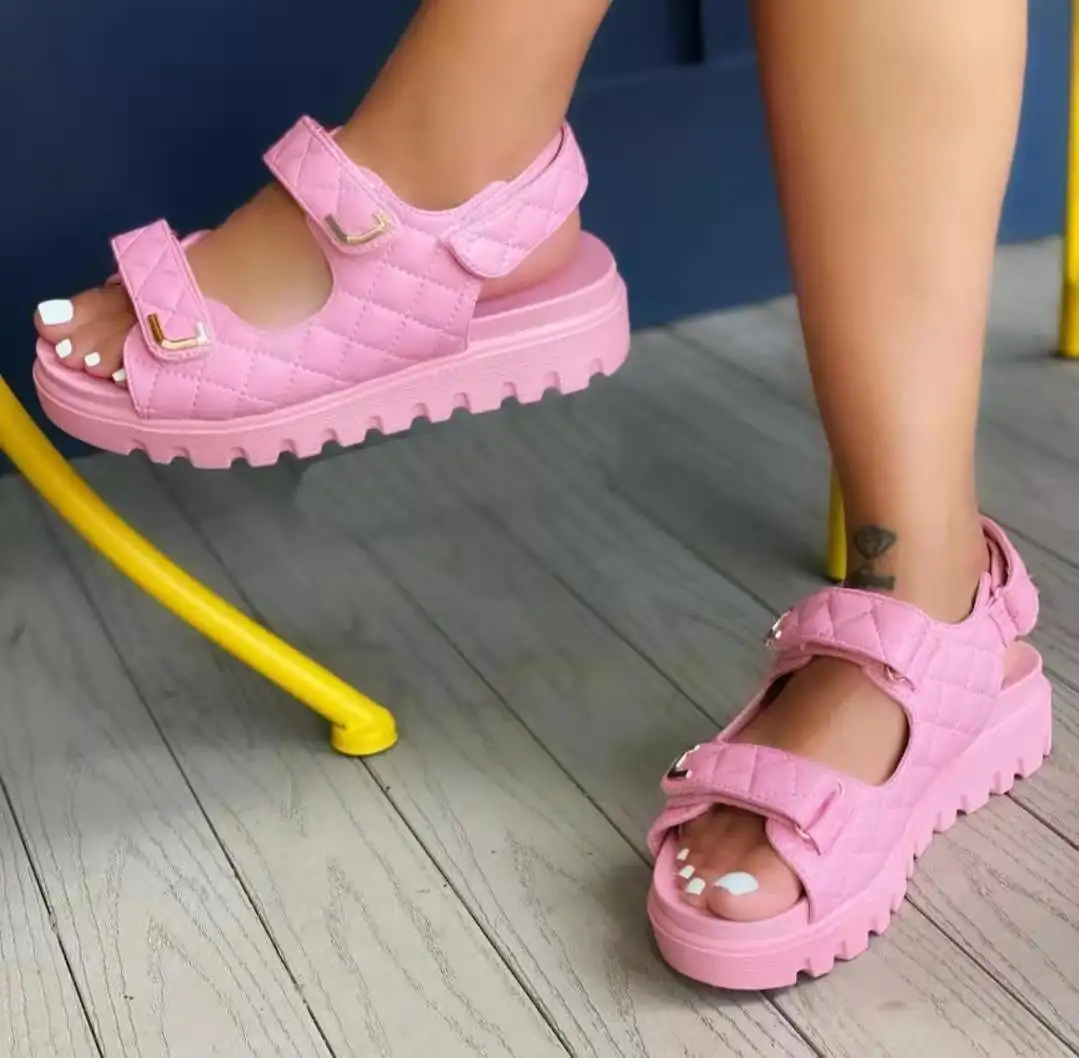 สินค้าใหม่ออกแบบหรูหราสุภาพสตรีรองเท้าผู้หญิงคุณภาพสูงรองเท้าแตะแบนคุณลักษณะพื้นรองเท้า PVC ที่กําหนดเองนูนขนาด 12 สบายๆ