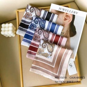 Foulard Paisley Quadrato 70x70cm in Seta Stampata, Accessorio di Moda - Product Image 1