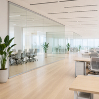 Système de cloison en verre, 12 mm d'épaisseur, cadres en aluminium, isolation acoustique, finition bois, moderne, mobile, installation facile, salon