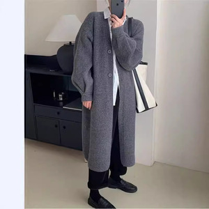 Novo estilo coreano de outono e inverno: suéter de malha grossa com decote em V, comprimento até o joelho, de alta qualidade, com um design solto e descontraído. - Product Image 2
