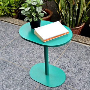 Table d'appoint ronde moderne en métal vert sarcelle, mobilier d'extérieur décoratif, table à boissons sur piétement lesté anti-basculement pour salons de cigares de luxe - Product Image 1