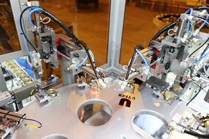 Máquina de inserción de punzonado de gel de sílice, mesa giratoria automática tipo 3 piezas, máquina de montaje de cubiertas cosméticas de plástico - Product Image 4