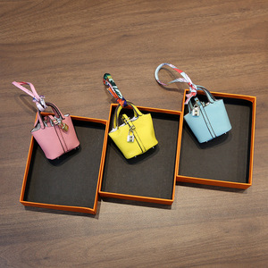 Colgante de PU personalizado con forma de mini cesta, adorno colgante para llaves de coche, dijes bonitos y modernos para monedero y auriculares para mujer - Product Image 5