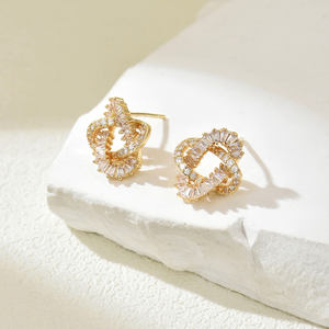 Pendientes de tuerca de cobre de doble hélice de circón con patrón Simple de lujo para mujer, regalo de aniversario perfecto de circón a la moda, venta al por mayor - Product Image 5