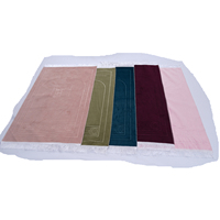 Tapis de prière en velours gaufré de luxe, design monochrome élégant avec pompons blancs, tapis de culte islamique haut de gamme, cadeau du Ramadan