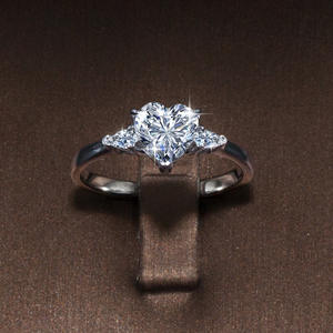 Bague de fiançailles pour femme SHOREA en argent sterling 925 plaqué platine ; En stock ; Style cathédrale, trois pierres, cœur unique en moissanite - Product Image 4