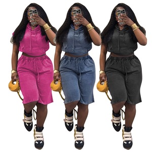 Ensemble court décontracté rétro en jean délavé extensible deux pièces avec t-shirt court à capuche et pantalon capri ample taille haute - Product Image 1