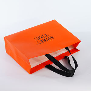 ถุงของขวัญสุดหรูสำหรับ<span class=keywords><strong>ร้าน</strong></span>ขายเสื้อผ้า พิมพ์โลโก้ตามสั่ง ปั๊มฟอยล์สีแดงทอง  กระดาษเคลือบด้าน  ปรับแต่งได้ - Product Image 4