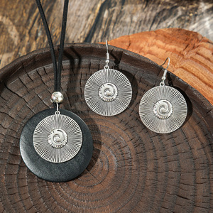 Collier pendentif géométrique avec anneaux plaqués argent antique et base en bois, bijoux de mode pour femmes - Product Image 2